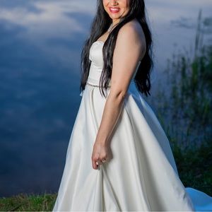 Wedding dress, sleeveless, heart-shaped, bow at the waist, in satin ceda